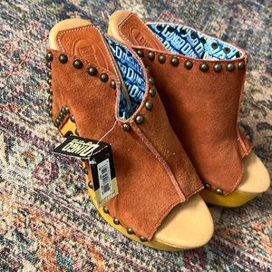 DINGO. Peace & Love Clogs in the color “RUST”